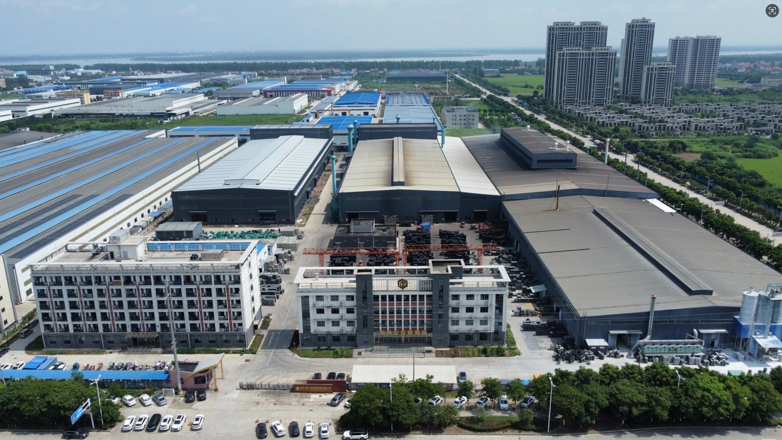 [Luzhongbao] In Vietnam, We Make Every Inch of Road 