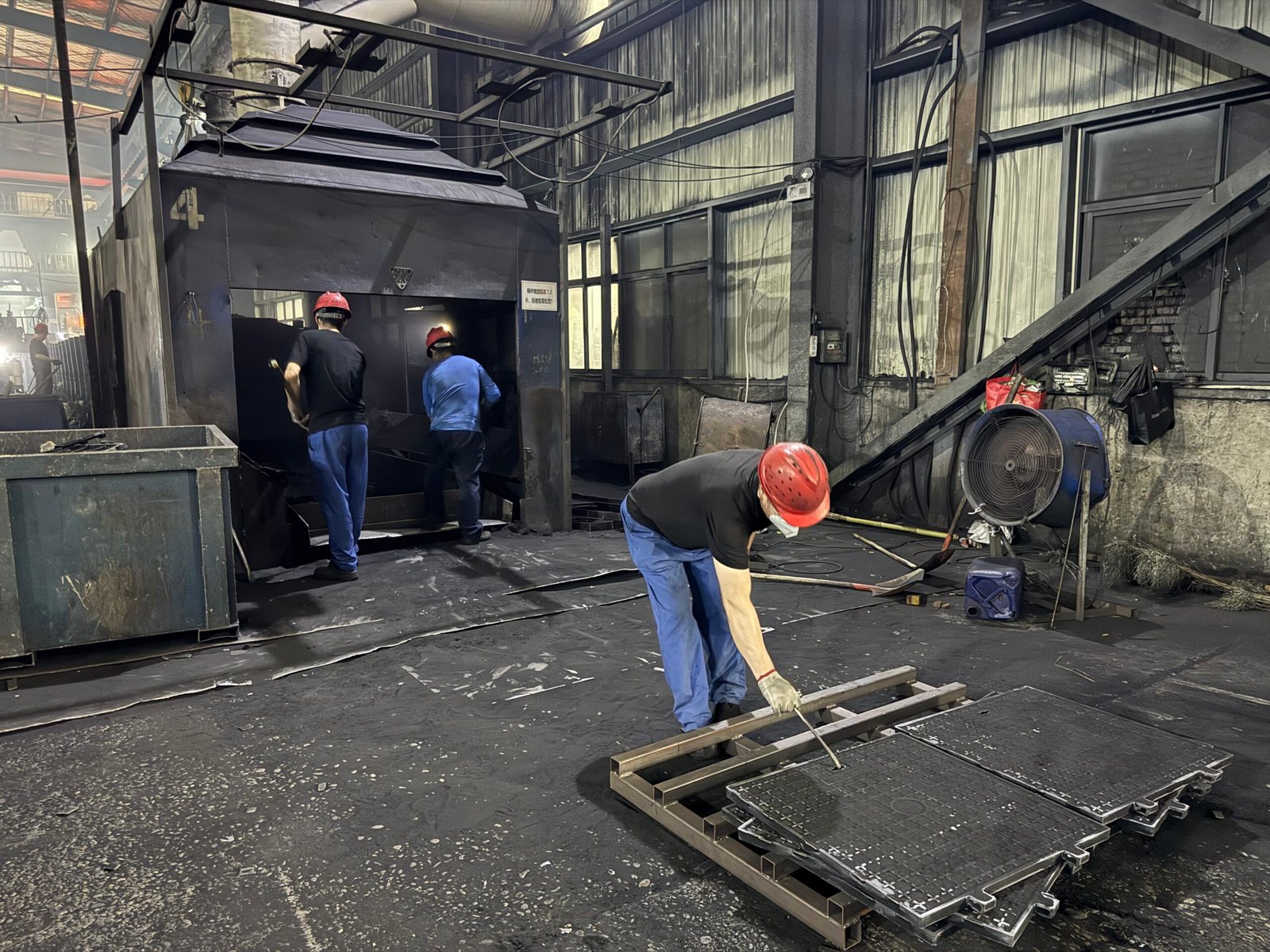 Ensuring Road Safety: The Manufacturing Standards of Hubei LuZhongBao's High-Load Rated Manhole Covers